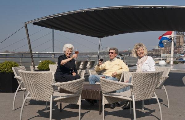 http://media.dejongintra.nl/cmsimages%5Crondreis%5CCRCR424_z2012_serenade_1_rijn_en_wijnreis_zonnedek_web.jpg