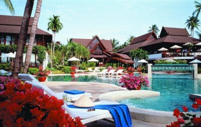 cmsimages%5Caccommodatie%5CACKOHAMA_2011_amari_palm_reef_resort_zwembad_met_ligstoelen_web.jpg